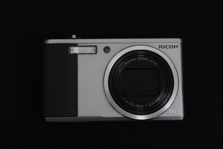 RICOH R8 シルバー
